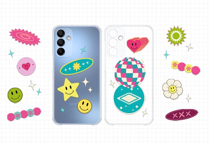 클리어 케이스를 장착한 블루 컬러의 갤럭시 A15 기기와 또 다른 클리어 케이스가 다채로운 스티커로 꾸며져 있습니다. 
