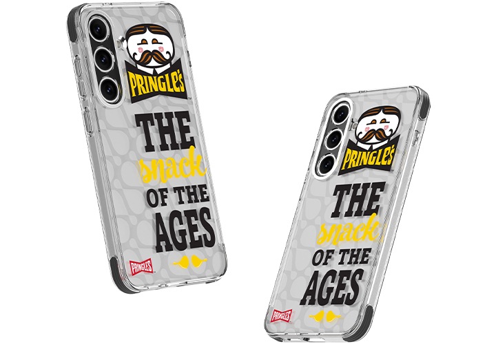 이미지 왼쪽 부분에는 갤럭시 S24+ 프링글스 버라이어티 케이스를 장착 후 오른쪽으로 10도 돌아간 정면 이미지가 배치하여 있고 이미지 오른쪽 부분에는 갤럭시 S24+ 프링글스 버라이어티 케이스를 장착 후 왼쪽 윗부분으로 10도 돌아간 정면 이미지가 배치하여 있는 이미지입니다.