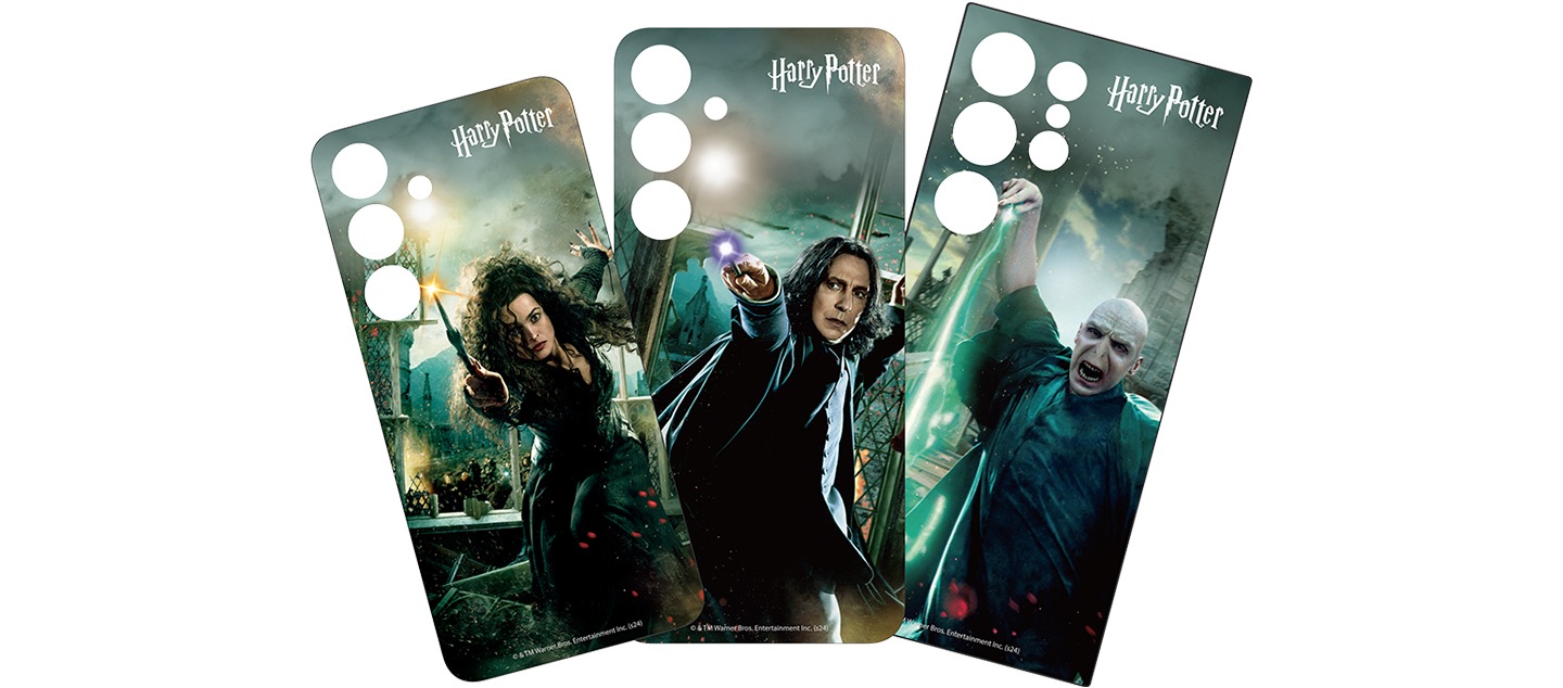 갤럭시 S24 해리포터 마법 플립수트 카드 (벨라트릭스)의 정면 이미지, 갤럭시 S24+ 해리포터 마법 플립수트 카드 (스네이프)의 정면 이미지, 갤럭시 S24 Ultra 해리포터 마법 플립수트 카드 (볼드모트)의 정면 이미지가 왼쪽에서 오른쪽으로 부채꼴 모양으로 나열되어 있는 이미지입니다.