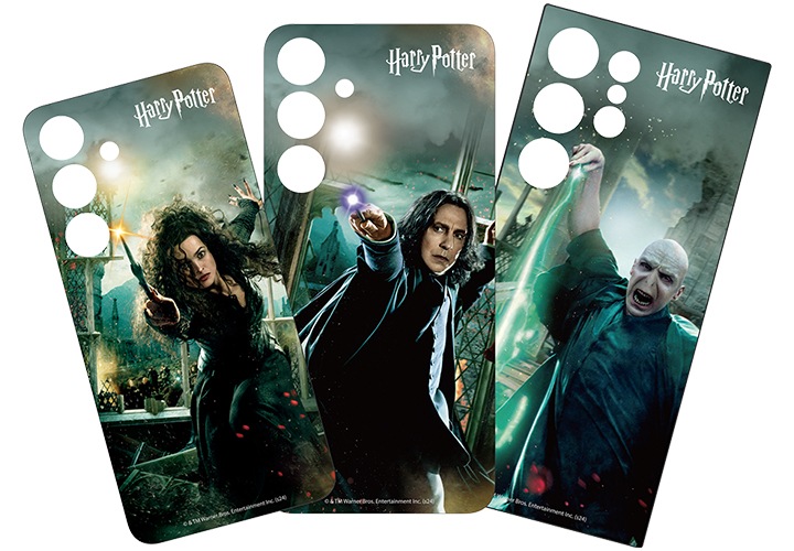 갤럭시 S24 해리포터 마법 플립수트 카드 (벨라트릭스)의 정면 이미지, 갤럭시 S24+ 해리포터 마법 플립수트 카드 (스네이프)의 정면 이미지, 갤럭시 S24 Ultra 해리포터 마법 플립수트 카드 (볼드모트)의 정면 이미지가 왼쪽에서 오른쪽으로 부채꼴 모양으로 나열되어 있는 이미지입니다.