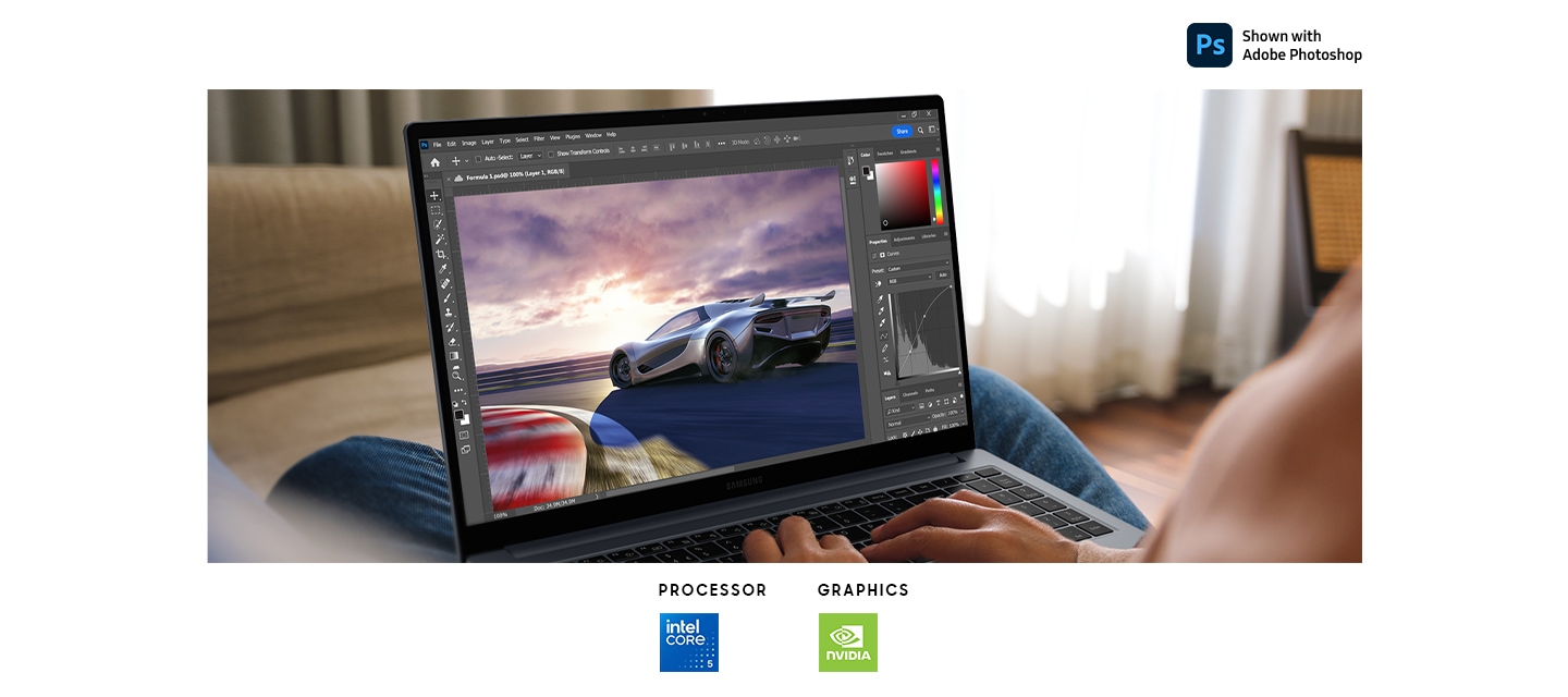 한 사람이 집에 앉아 그레이 컬러의 갤럭시 북4를 무릎 위에 놓고 경주용 자동차 이미지를 편집하고 있습니다. 화면에 작업 중인 Adobe Photoshop 앱이 떠있습니다. 하단에는 Adobe Photoshop 로고, Intel Core 5, Intel Core 7 프로세서 로고, NVIDIA 그래픽 로고가 표시되어 있습니다. 원활한 그래픽 작업을 위한 성능을 갖추었음을 나타냅니다.