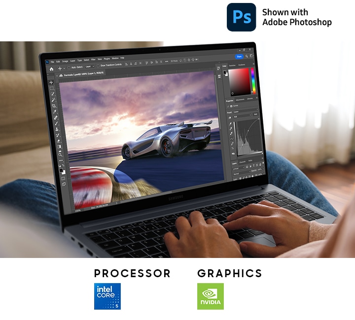 한 사람이 집에 앉아 그레이 컬러의 갤럭시 북4를 무릎 위에 놓고 경주용 자동차 이미지를 편집하고 있습니다. 화면에 작업 중인 Adobe Photoshop 앱이 떠있습니다. 하단에는 Adobe Photoshop 로고, Intel Core 5, Intel Core 7 프로세서 로고, NVIDIA 그래픽 로고가 표시되어 있습니다. 원활한 그래픽 작업을 위한 성능을 갖추었음을 나타냅니다.