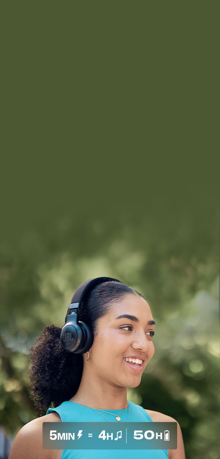 여성이 JBL LIVE 670NC 무선 온이어 헤드폰를 착용한 채로 음악을 들으며 웃고있는 모습입니다.