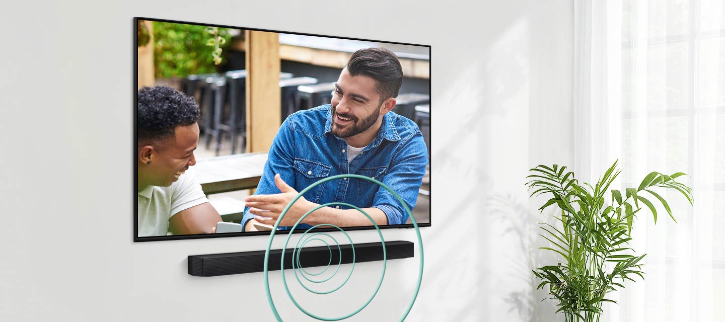 벽면에 설치된 TV 화면 속 남성들이 대화를 나누는 모습입니다. TV 하단에 설치된 삼성 사운드바에서 음향이 나오는 모양을 둥근 음파 모양으로 표현하여 보여주고 있습니다.,