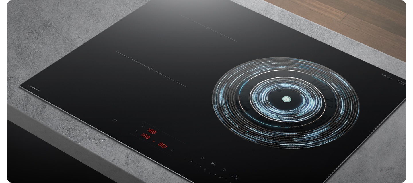 오른쪽 상단에는 진한 갈색의 마룻 바닥이 보입니다. 그 아래 회색 상판이 깔린 주방 테이블 위로 전기 레인지가 설치되어 있는 모습이 보입니다. 전기 레인지의 오른쪽 화구의 가열 영역이 파란색 선들로 원형으로 표현되어 있습니다.