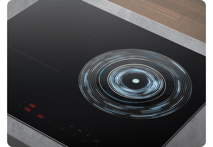 오른쪽 상단에는 진한 갈색의 마룻 바닥이 보입니다. 그 아래 회색 상판이 깔린 주방 테이블 위로 전기 레인지가 설치되어 있는 모습이 보입니다. 전기 레인지의 오른쪽 화구의 가열 영역이 파란색 선들로 원형으로 표현되어 있습니다.