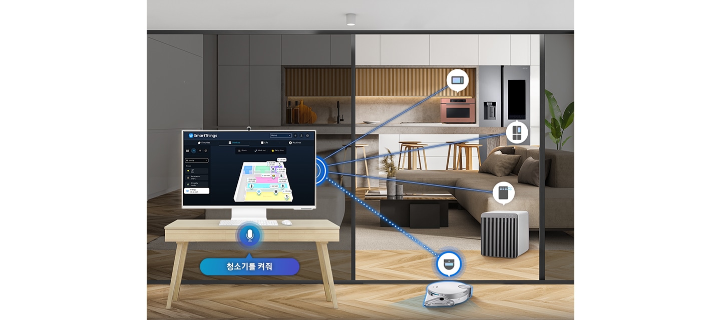 방 안에 스마트 모니터와 로봇 청소기가 있고 방 바깥에는 주방과 거실의 모습이 있습니다. 주방에는 큐커와 냉장고가 있고 거실에는 공기청정기가 있습니다. 모든 장치는 모니터와 연결되어 있는 것을 확인할 수 있고, 모니터 아래에는 청소기를 켜세요 라는 음성 명령을 실행하고 있는 모습이 연출되어 있습니다.