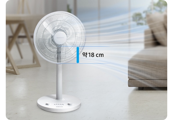 그레이톤 소파 옆에 선풍기가 놓여져 있고 높이조절을 18 cm 할 수 있다는 표기가 되어 있습니다.