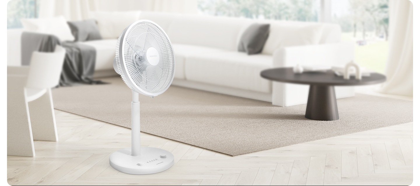 브라운 톤의 인테리어 거실 공간에 놓여있는 선풍기 이미지입니다.