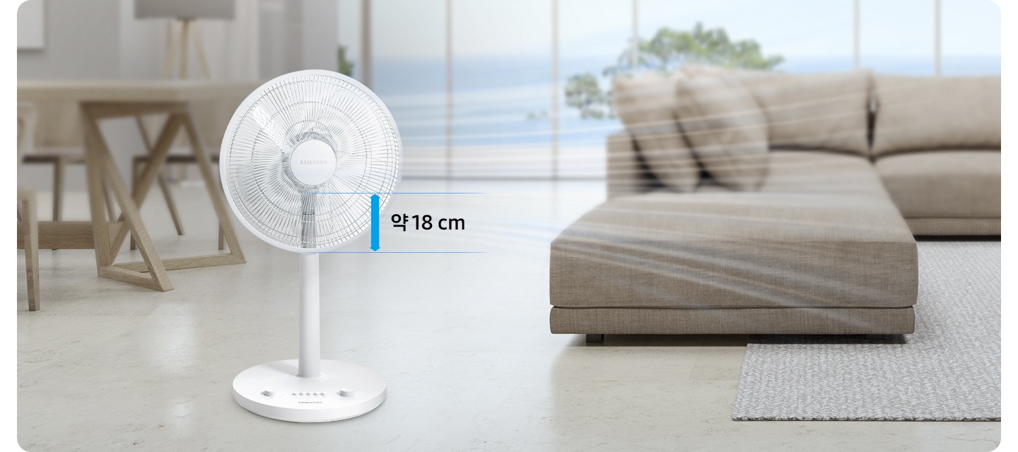그레이톤 소파 옆에 선풍기가 놓여져 있고 높이조절을 18 cm 할 수 있다는 표기가 되어 있습니다.