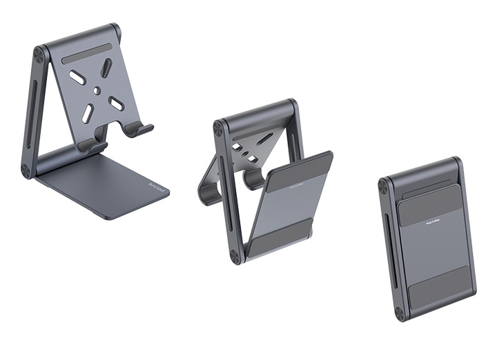 이미지 왼쪽 상단부분에는 유니버셜 메탈 스탠드를 스마트폰을 거치할 수 있도록 펼쳐 놓은 뒤 오른쪽으로 30도 돌아간 정면 이미지가 배치되어 있고 이미지 중간 부분에는 거치 부분을 뒤로 밀어 접으려고 하는 이미지가 보이고 있습니다. 이미지 오른쪽 하단 부분에는 완전히 접힌 유니버셜 메탈 스탠드의 이미지가 배치되어 있습니다.