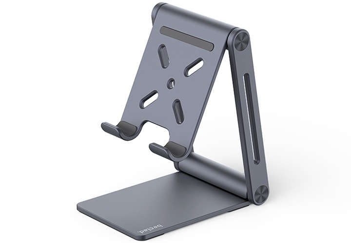 유니버셜 메탈 스탠드 (그레이)를 스마트폰을 거치할 수 있도록 펼쳐 놓은 뒤 왼쪽으로 30도 돌아간 정면 이미지입니다.