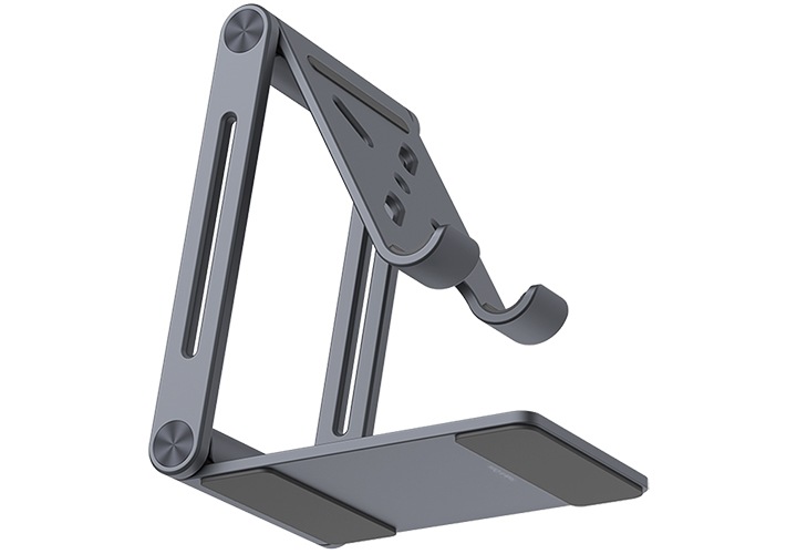 유니버셜 메탈 스탠드를 스마트폰을 거치할 수 있도록 펼쳐 놓은 뒤 왼쪽 아래 부분에서 위로 올려본 이미지 입니다.