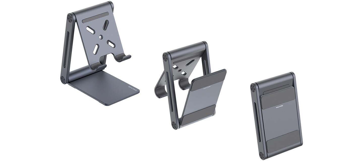 이미지 왼쪽 상단부분에는 유니버셜 메탈 스탠드를 스마트폰을 거치할 수 있도록 펼쳐 놓은 뒤 오른쪽으로 30도 돌아간 정면 이미지가 배치되어 있고 이미지 중간 부분에는 거치 부분을 뒤로 밀어 접으려고 하는 이미지가 보이고 있습니다. 이미지 오른쪽 하단 부분에는 완전히 접힌 유니버셜 메탈 스탠드의 이미지가 배치되어 있습니다.