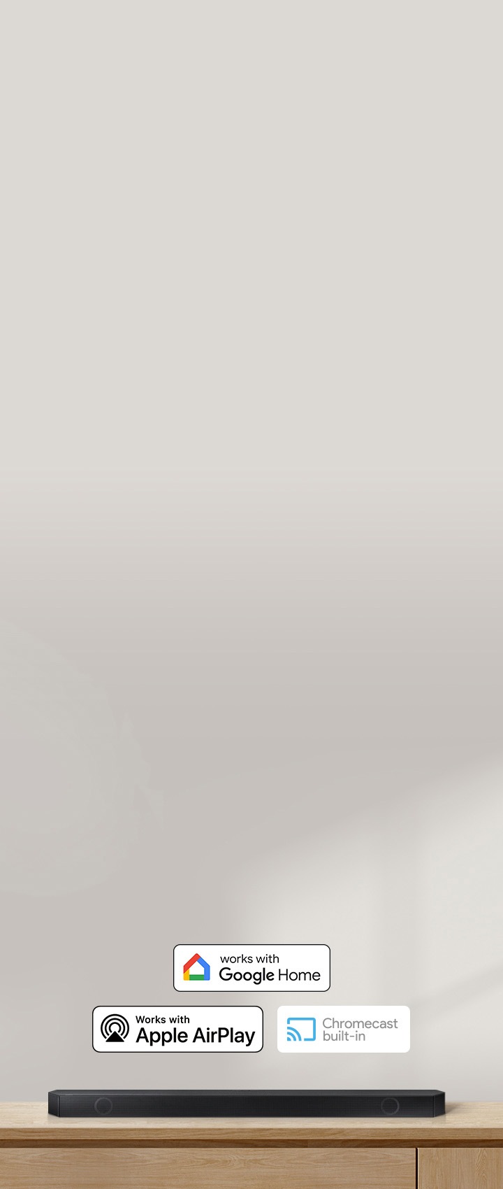 장식장 위에 사운드바가 올려져 있습니다. 사운드바 위에는 구글홈, 애플 에어플레이, 크롬캐스트 빌트인 아이콘이 있습니다.