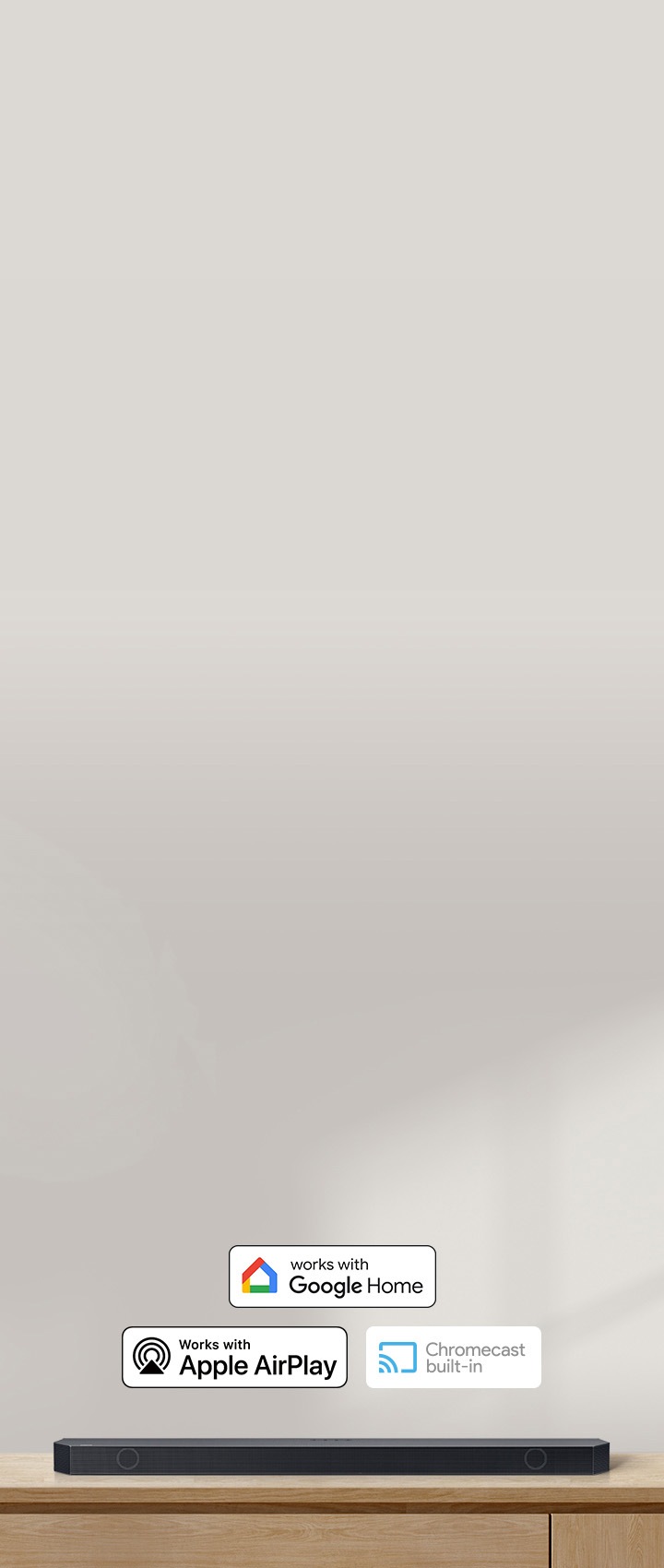 장식장 위에 사운드바가 올려져 있습니다. 사운드바 위에는 구글홈, 애플 에어플레이, 크롬캐스트 빌트인 아이콘이 있습니다.