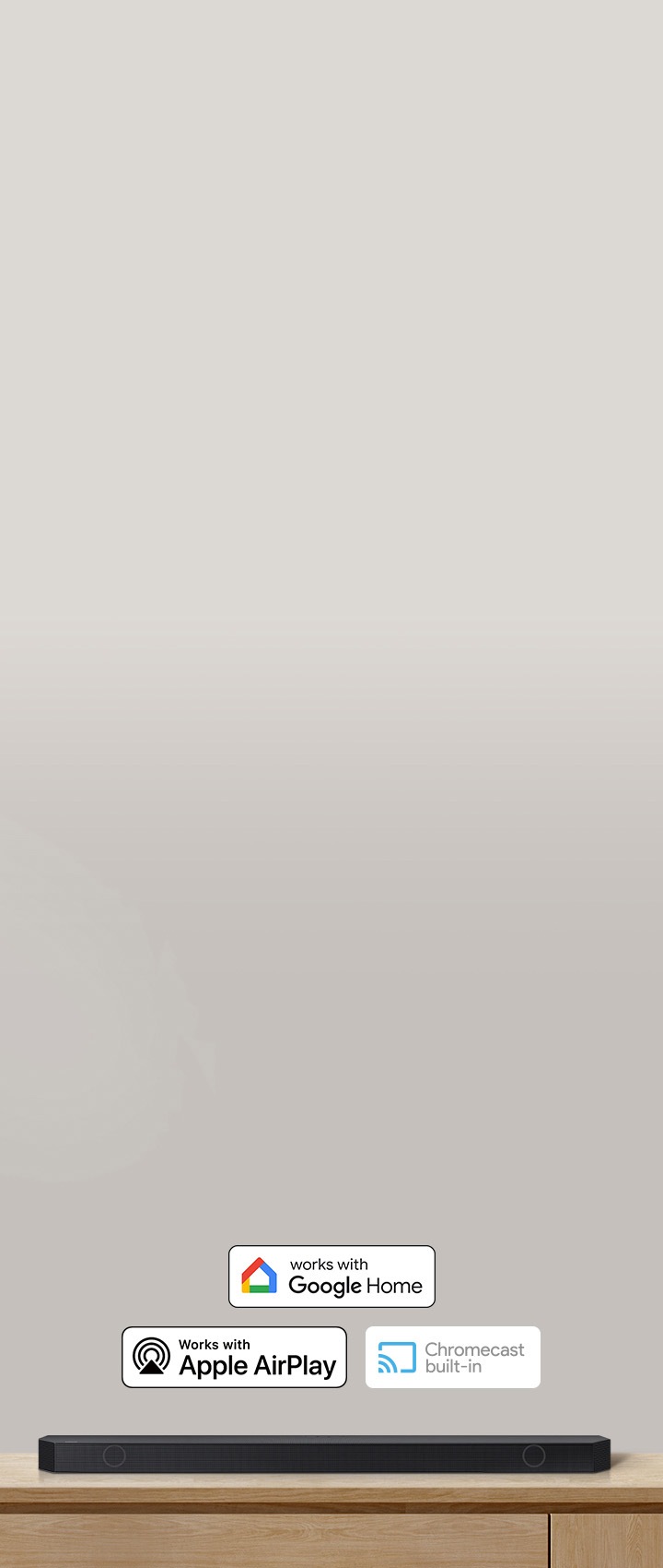장식장 위에 사운드바가 올려져 있습니다. 사운드바 위에는 구글홈, 애플 에어플레이, 크롬캐스트 빌트인 아이콘이 있습니다.