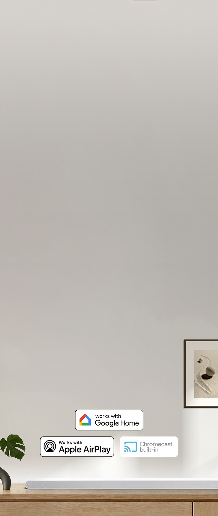 장식장 위에 사운드바가 올려져 있습니다. 사운드바 위에는 구글홈, 애플 에어플레이, 크롬캐스트 빌트인 아이콘이 있습니다.