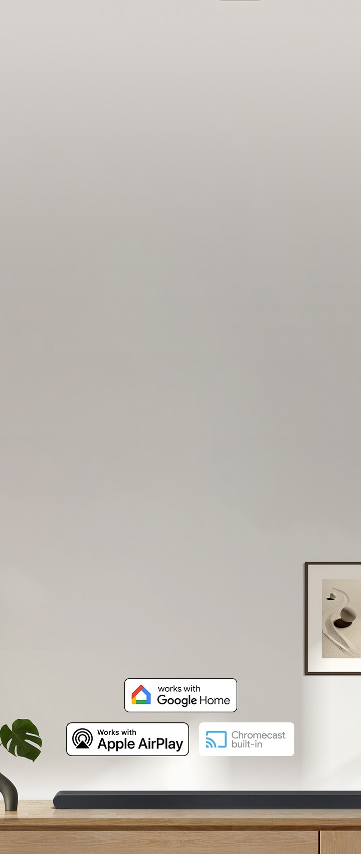 장식장 위에 사운드바가 올려져 있습니다. 사운드바 위에는 구글홈, 애플 에어플레이, 크롬캐스트 빌트인 아이콘이 있습니다.