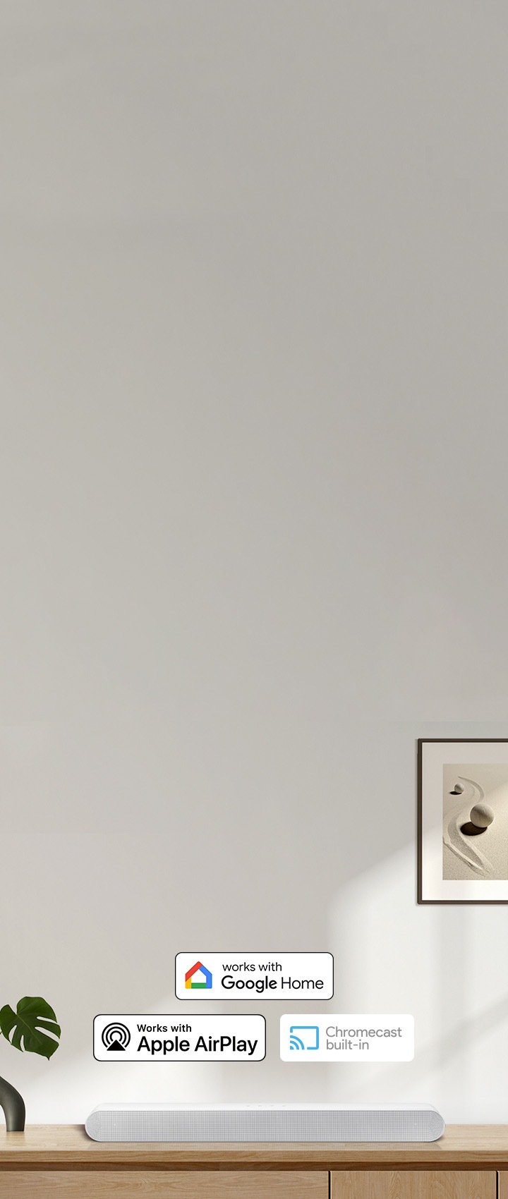 장식장 위에 사운드바가 올려져 있습니다. 사운드바 위에는 구글홈, 애플 에어플레이, 크롬캐스트 빌트인 아이콘이 있습니다.