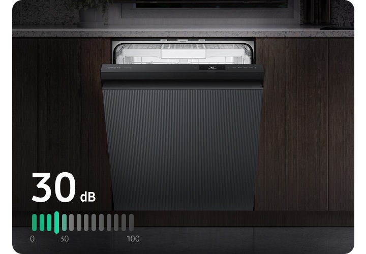 어두운 주방 비스포크 인피니티 식기세척기 입구가 조금 열려있습니다.