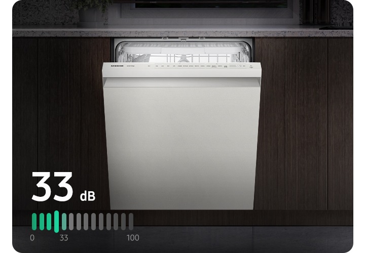 어두운 주방 가운데에 식기세척기의 도어가 열려 보입니다. 왼쪽 하단에 33dB 텍스트가 보입니다.