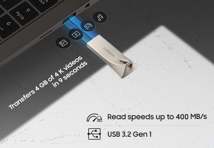 이미지 왼쪽&nbsp;상단부분에는&nbsp;노트북이 열려있는 이미지가 있고 노트북 오른쪽 부분에는 연결되는 느낌을 주려고 파란색으로 불빛이 제품과 노트북을 연결하고 있고&nbsp;파란빛&nbsp;위에는 사진, 게임, 영상, 음악 아이콘이 왼쪽 하단에서 오른쪽 상단으로 나열되어 있습니다. 제품 이미지 왼쪽 부분에는 Transfers 4 GB of 4K videos in 9 seconds 텍스트가 쓰여 있습니다. 이미지 오른쪽 하단 부분에는 Read speeds up to 400 MB/s, USB 3.2 Gen 1 텍스트가 쓰여 있습니다.