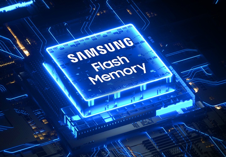 어둡고 복잡한 배경에 NAND 플래시 메모리가&nbsp;푸른빛을&nbsp;내며 설치되어 있는 연출된&nbsp;이미지입니다.&nbsp;주변에는&nbsp;푸른빛의&nbsp;선이 나와 사방으로 뻗어나가는 이미지를 보여주고 있습니다.