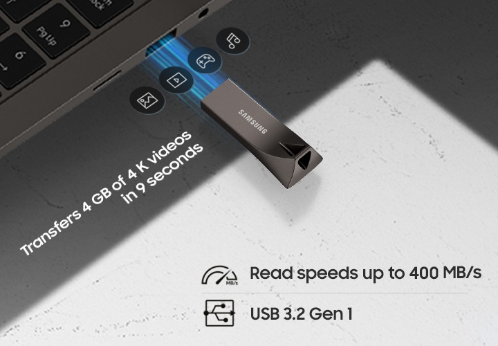 이미지 왼쪽&nbsp;상단부분에는&nbsp;노트북이 열려있는 이미지가 있고 노트북 오른쪽 부분에는 연결되는 느낌을 주려고 파란색으로 불빛이 제품과 노트북을 연결하고 있고&nbsp;파란빛&nbsp;위에는 사진, 게임, 영상, 음악 아이콘이 왼쪽 하단에서 오른쪽 상단으로 나열되어 있습니다. 제품 이미지 왼쪽 부분에는 Transfers 4 GB of 4K videos in 9 seconds 텍스트가 쓰여 있습니다. 이미지 오른쪽 하단 부분에는 Read speeds up to 400 MB/s, USB 3.2 Gen 1 텍스트가 쓰여 있습니다.