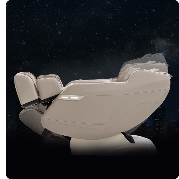 밤하늘에 별이 떠있는 모습이 보여지고 그위로 올인 안마의자가 작동되어 뒤로 누워 마치 무중력으로  고요하고 편안한 느낌의 마사지를 받을 수 있는듯이 보여집니다. 