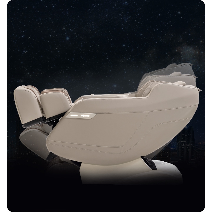 밤하늘에 별이 떠있는 모습이 보여지고 그위로 올인 안마의자가 작동되어 뒤로 누워 마치 무중력으로  고요하고 편안한 느낌의 마사지를 받을 수 있는듯이 보여집니다. 