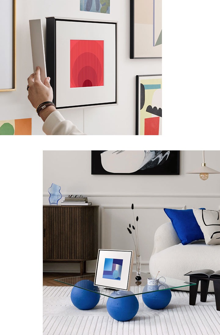 왼 : 벽에 걸린 뮤직 프레임에 화이트 베젤을 장착하고 있습니다. 오 : 거실 테이블 위에 뮤직 프레임이 놓여 있으며, 뮤직 프레임에는 화이트 베젤이 장착되어 있습니다. 