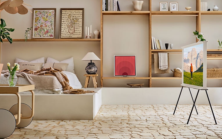 방안 선반 위에 뮤직 프레임이 놓여 있습니다. 뮤직 프레임 왼쪽에는 침대가 있으며, 오른쪽 앞 쪽으로는 The Serif가 있습니다.