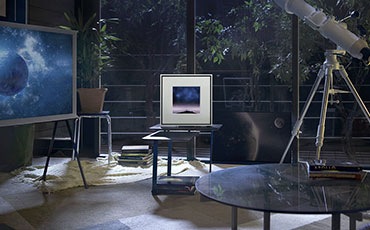 어두운 공간에 화이트 베젤이 장착된 뮤직 프레임이 놓여 있습니다.