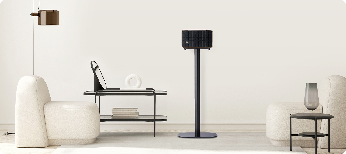 거실 공간에 스탠드가 놓여 있으며, 그 위에는 Authentics 200이 놓여 있습니다.