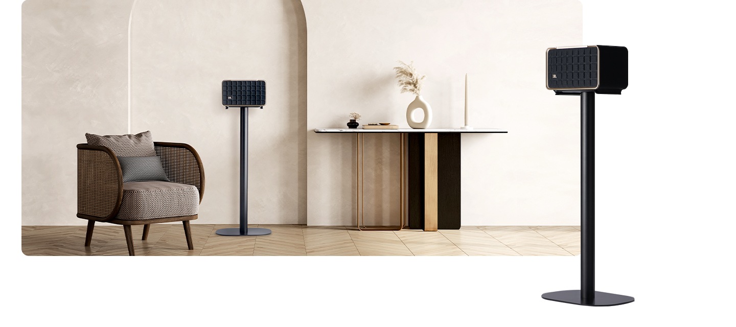 거실 공간에 스탠드가 놓여 있으며, 그 위에는 Authentics 200이 놓여 있습니다. 오른쪽에는 스탠드 위에 Authentics 200 놓여 있는 이미지가 확대되어 있습니다.