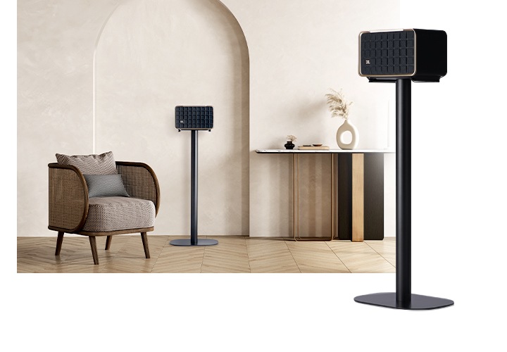 거실 공간에 스탠드가 놓여 있으며, 그 위에는 Authentics 200이 놓여 있습니다. 오른쪽에는 스탠드 위에 Authentics 200 놓여 있는 이미지가 확대되어 있습니다.