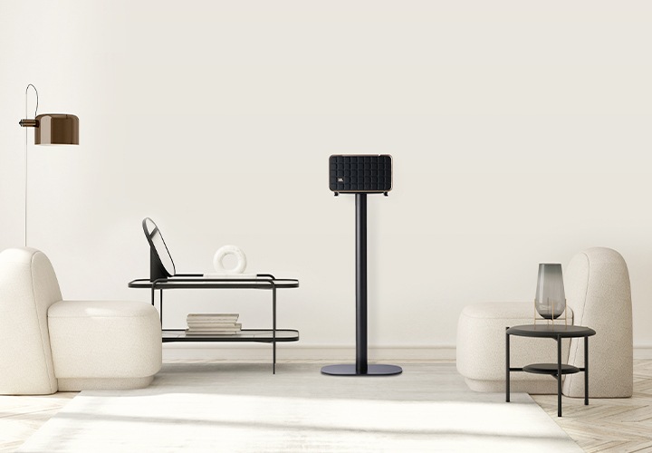 거실 공간에 스탠드가 놓여 있으며, 그 위에는 Authentics 200이 놓여 있습니다.