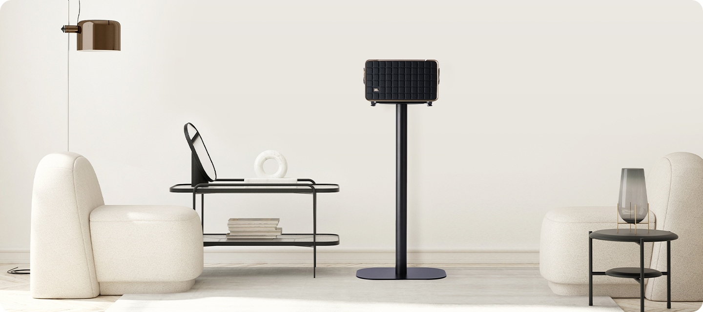 거실 공간에 스탠드가 놓여 있으며, 그 위에는 Authentics 300이 놓여 있습니다.