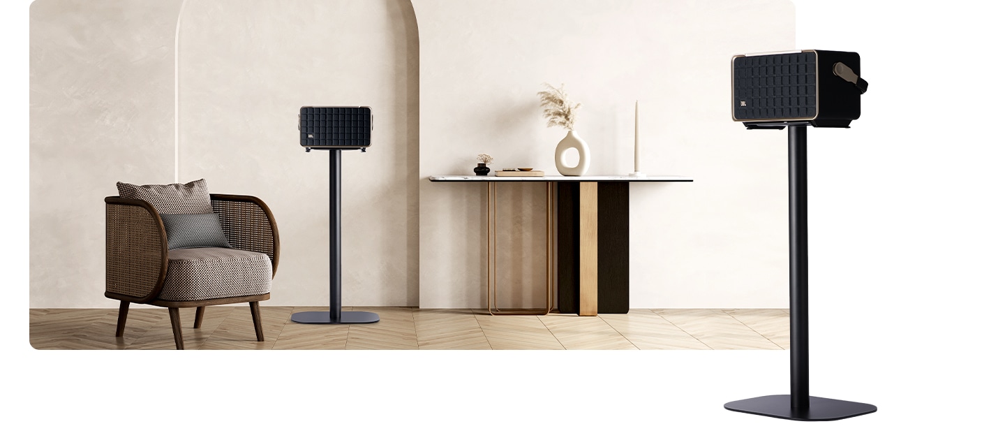 거실 공간에 스탠드가 놓여 있으며, 그 위에는 Authentics 300이 놓여 있습니다. 오른쪽에는 스탠드 위에 Authentics 300이 놓여 있는 이미지가 확대되어 있습니다.