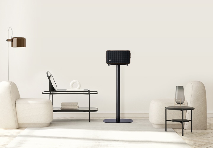 거실 공간에 스탠드가 놓여 있으며, 그 위에는 Authentics 300이 놓여 있습니다.