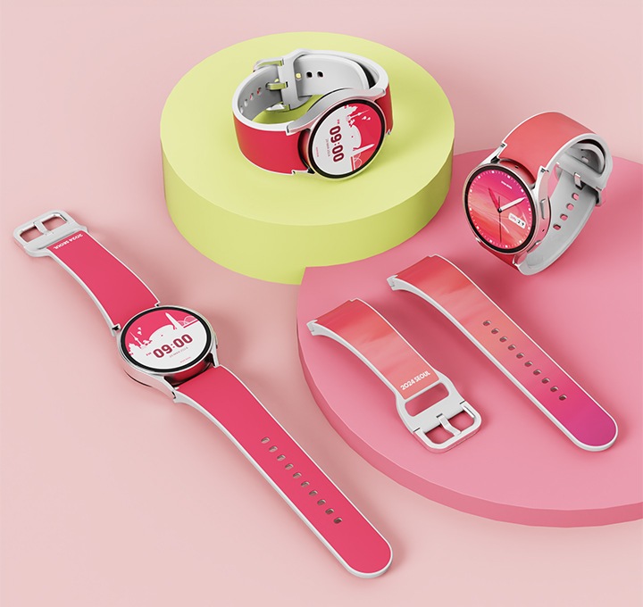 연한 핑크색 배경에 밝은 연두색으로 만들어진 동그란 단상 위에 갤럭시 워치 스카이코랄 비비드 스트랩 (2024 서울색)를 단말에 장착 후 위에서 내려본 정면 이미지가 보이고 있고 밝은 연두색 단상 오른쪽 하단 부분에 진한 핑크색으로 만들어진 단상이 배치되어 있습니다. 진한 핑크색 단상 위에는 갤럭시 워치 스카이코랄 그라데이션 스트랩 (2024 서울색)을 단말에 장착하여 세로로 세워 놓은 정면 이미지는 위에서 내려본 이미지와 갤럭시 워치 스카이코랄 그라데이션 스트랩 (2024 서울색) 제품을 세로로 나열한 정면 이미지가 보이고 있습니다. 이미지 왼쪽 하단에는 갤럭시 워치 스카이코랄 비비드 스트랩 (2024 서울색)을 단말에 장착 후 바닥에 세로로 눕혀놓은 정면 이미지다 보이고 있습니다.