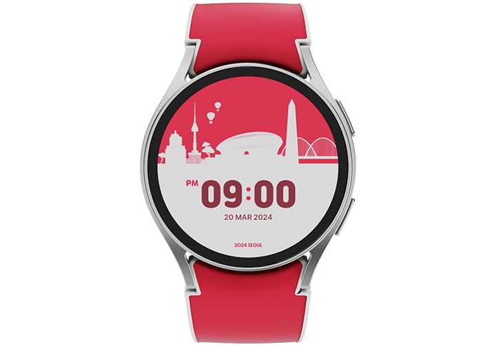 갤럭시 워치 스카이코랄 비비드 스트랩 (2024 서울색)을 단말에 장착하여 동그랗게 말은 후 단말의 화면을 보여주는 정면 이미지입니다. 화면에는 제공하고 있는 워치 페이스가 보이고 있습니다.