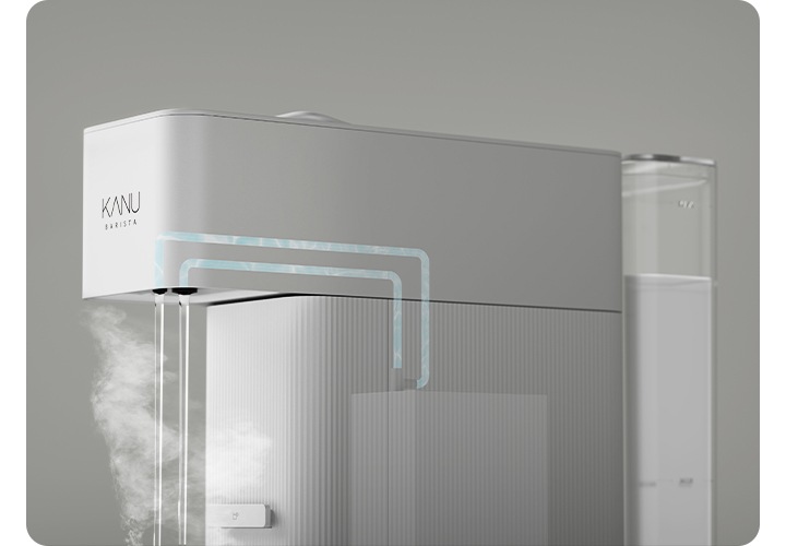 카누 캡슐커피머신 바리스타 브리즈 크림 화이트 측면컷입니다. 머신을 세척하는 연출 이미지로 물통에서 물을 끌어올려 노즐을 세척하는 연출 이미지로 출수구에 뜨거운 증기가 감도는 이미지 입니다.