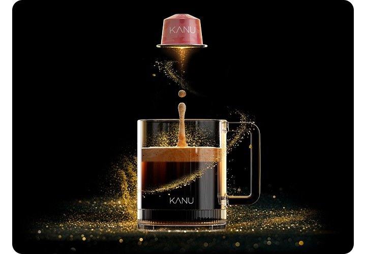 카누 커피 캡슐이 나와있고 아래에 커피가 담긴 머그잔이 나와있는 연출컷입니다. 주변에 황금색 빛무리가 감돌고 캡슐에서 황금빛 커피가 추출되어 머그잔으로 떨어지는 연출 이미지입니다.