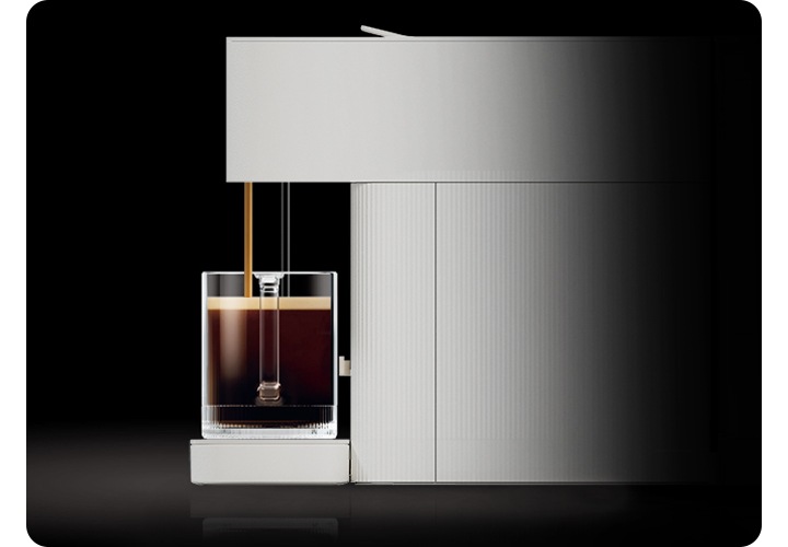 카누 캡슐커피머신 바리스타 브리즈 크림 화이트의 측면으로 머신 위 머그잔에 에스프레소와 물이 한번에 추출되는 연출 이미지입니다.