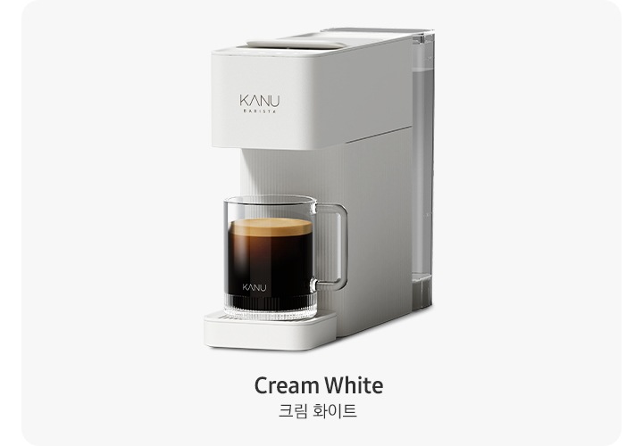 카누 캡슐커피머신 바리스타 브리즈 크림 화이트 측면컷입니다. 머신 위 머그잔에 커피가 담겨있습니다. 제품 아래에는 Cream White 크림 화이트 제품 색상명이 기재되어 있습니다.