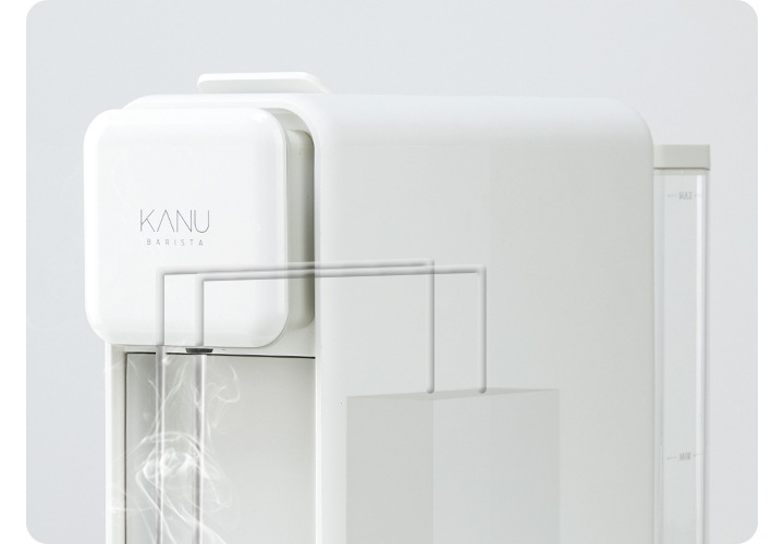 카누 캡슐커피머신 바리스타 페블 화이트 측면컷입니다. 머신을 세척하는 연출 이미지로 물통에서 물을 끌어올려 노즐을 세척하는 연출 이미지로 출수구에 뜨거운 증기가 감도는 이미지 입니다.