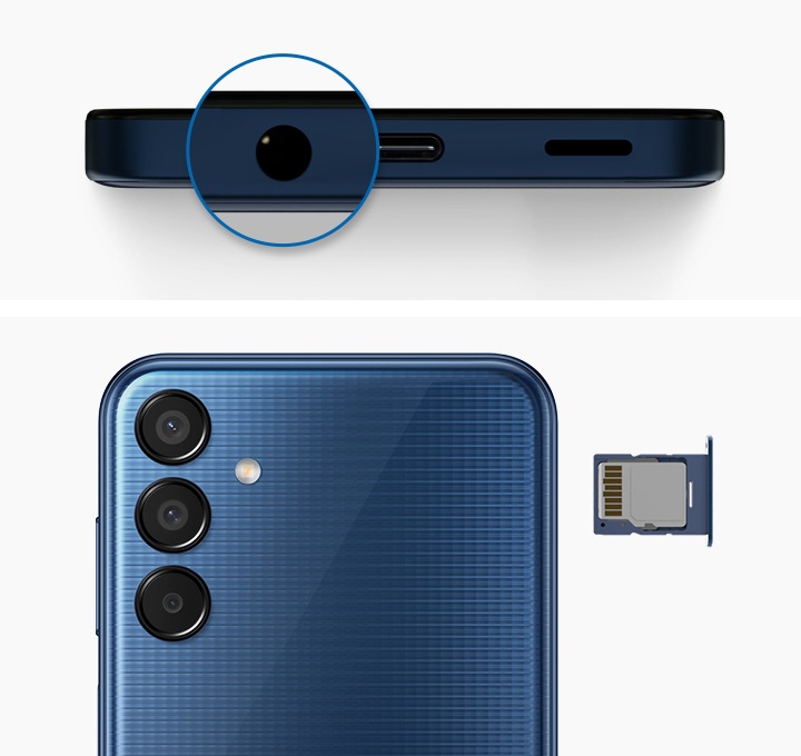 갤럭시 와이드7 하단의 모습입니다. 3.5 mm 이어폰 잭이 강조 표시되어 있습니다. 다크 블루 색상의 또 다른 갤럭시 와이드7은 뒷면 커버를 드러내고 있습니다. 바로 옆에 micro SD 카드가 삽입된 상태의 슬롯이 함께 있습니다. 