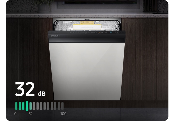 불이 꺼진 주방에 흰색 패널의 식기세척기 입구가 열려있고 하단엔 소음수치를 나타내는 그래프가 보여집니다. 그래프는 32dB을 표현하고 있습니다.